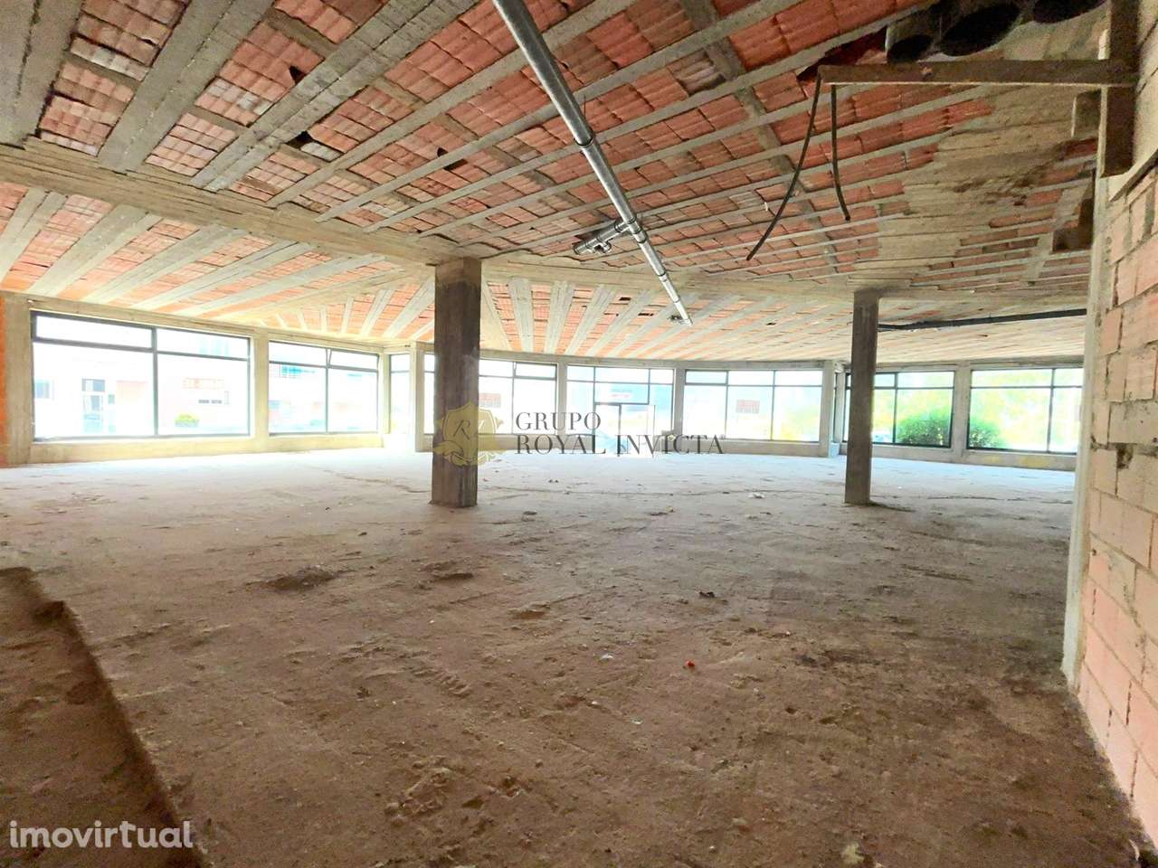 Fantástica Loja de Gaveto na Madalena – Vila Nova de Gaia - Grande imagem: 2/26