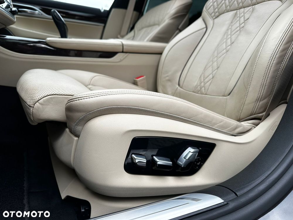BMW Seria 7 750Li xDrive - 32