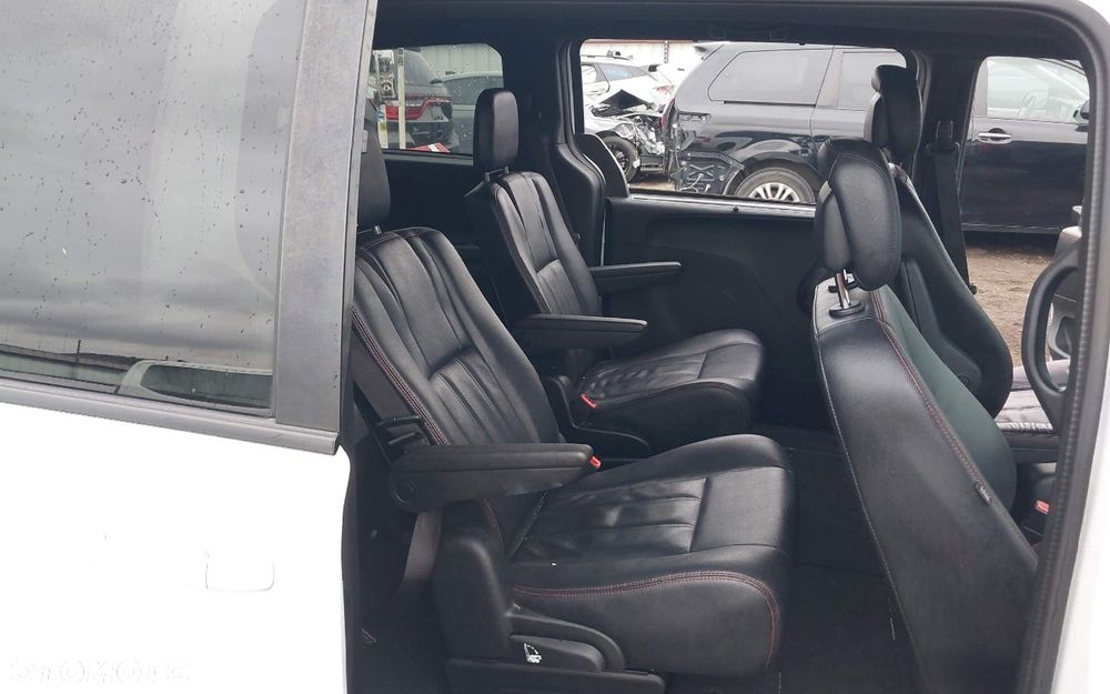 Dodge Grand Caravan - 11