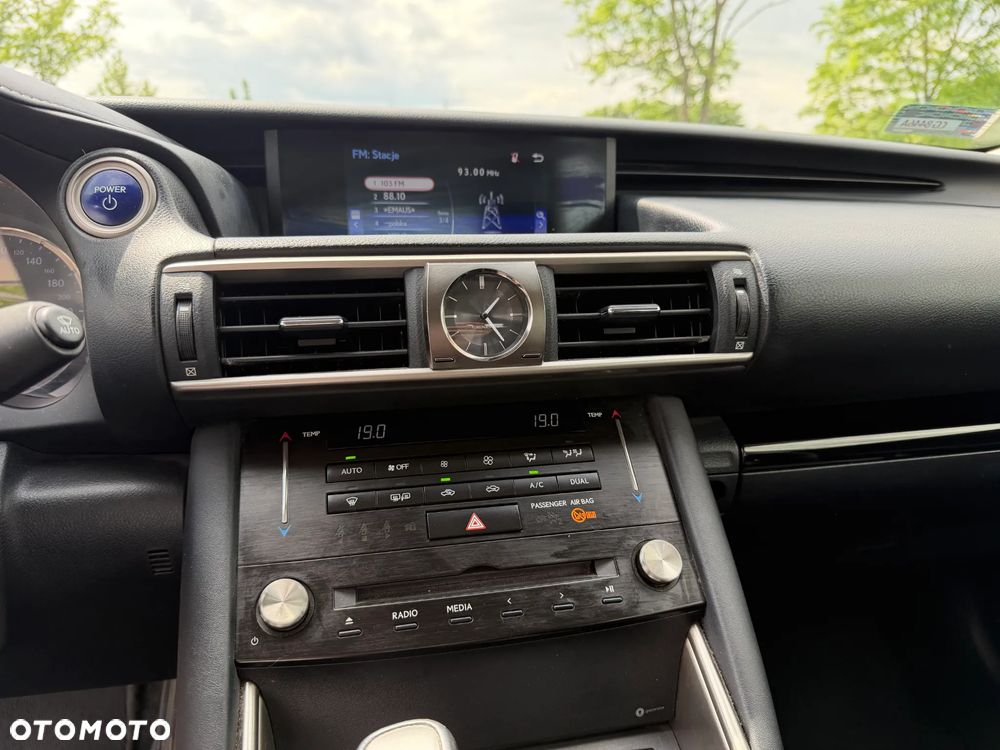 Lexus IS 300h Business Edition - 19