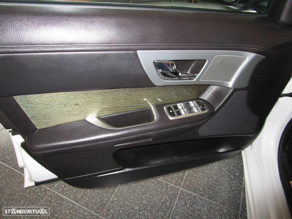 Jaguar XF Sportbrake 2.2 D R-Sport - 32