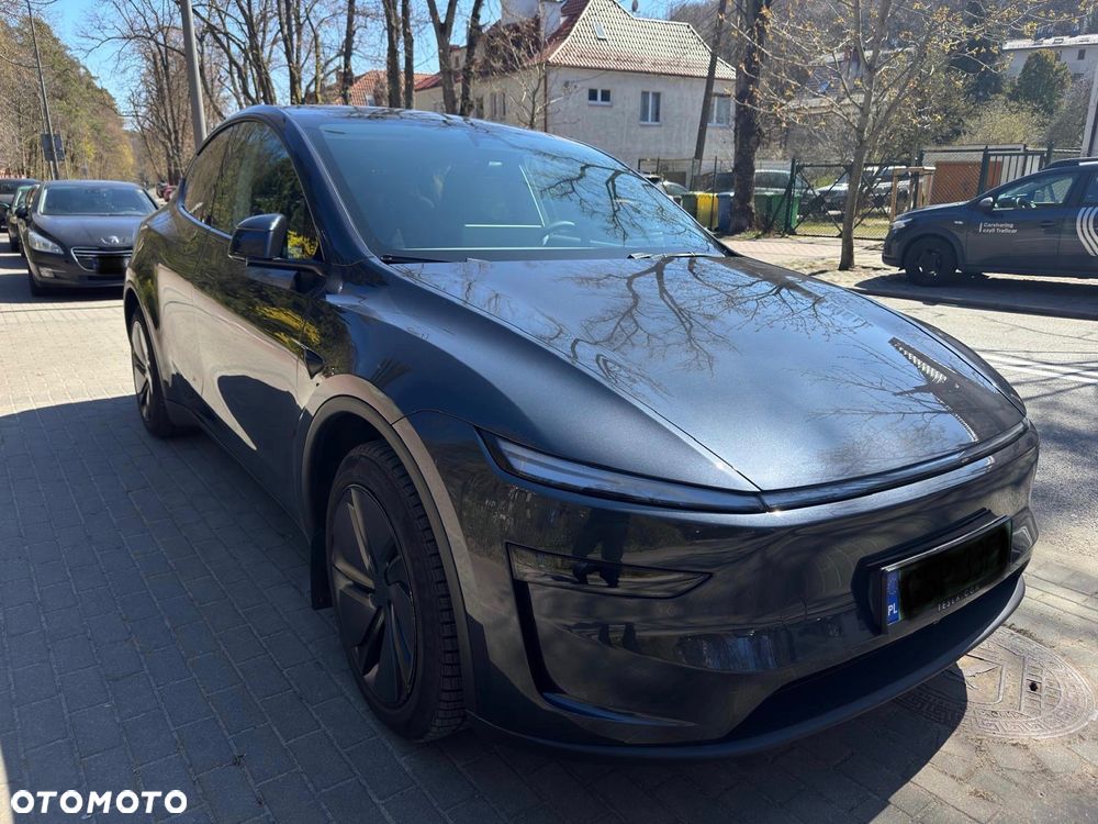 Tesla Model Y - 8