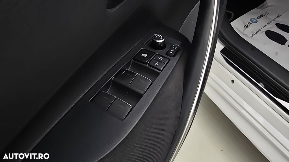 Toyota Corolla 1.8 HSD Business - 12