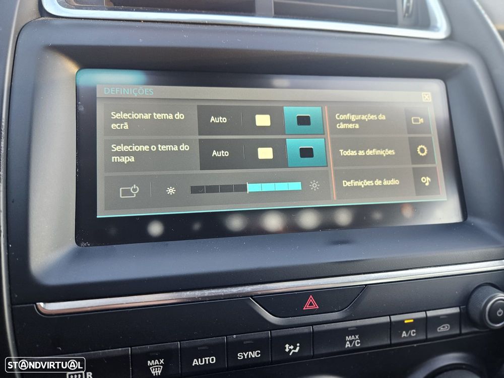 Jaguar E-Pace 2.0 i4D S - 28