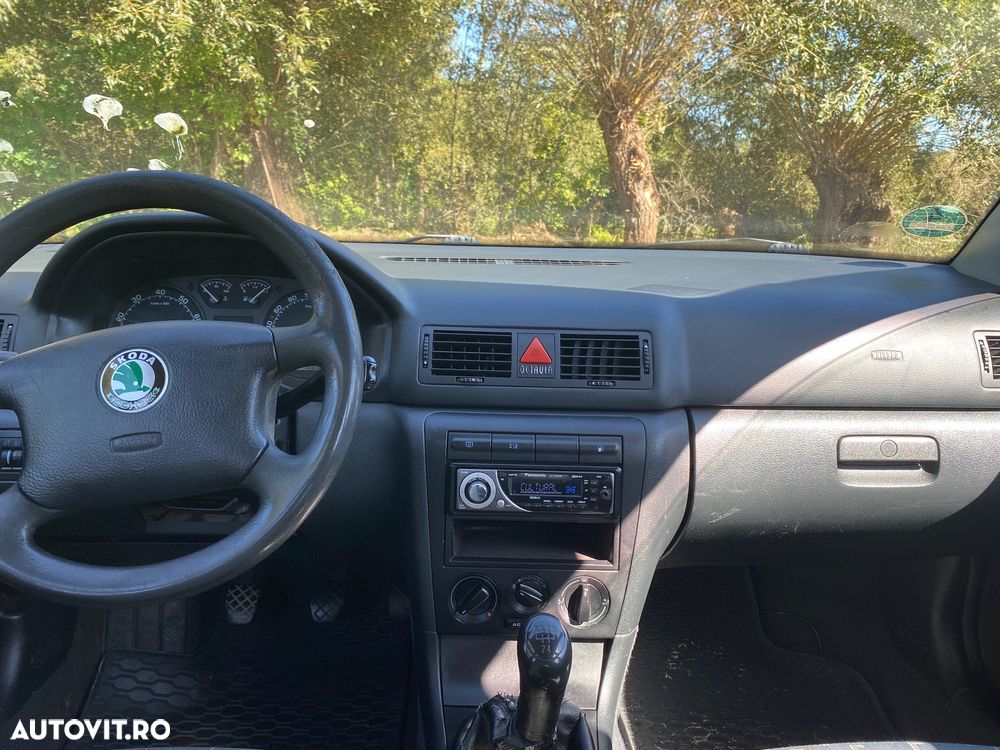 Skoda Octavia Combi 1.6 Ambiente - 9