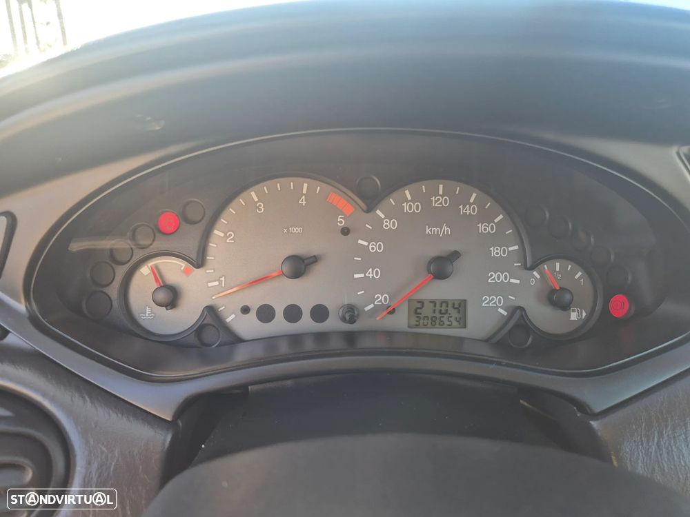 Ford Focus 1.8 TDdi Trend - 11