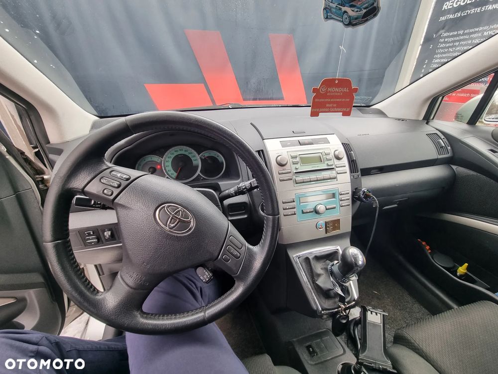 Toyota Corolla Verso 2.2 D-4D - 12