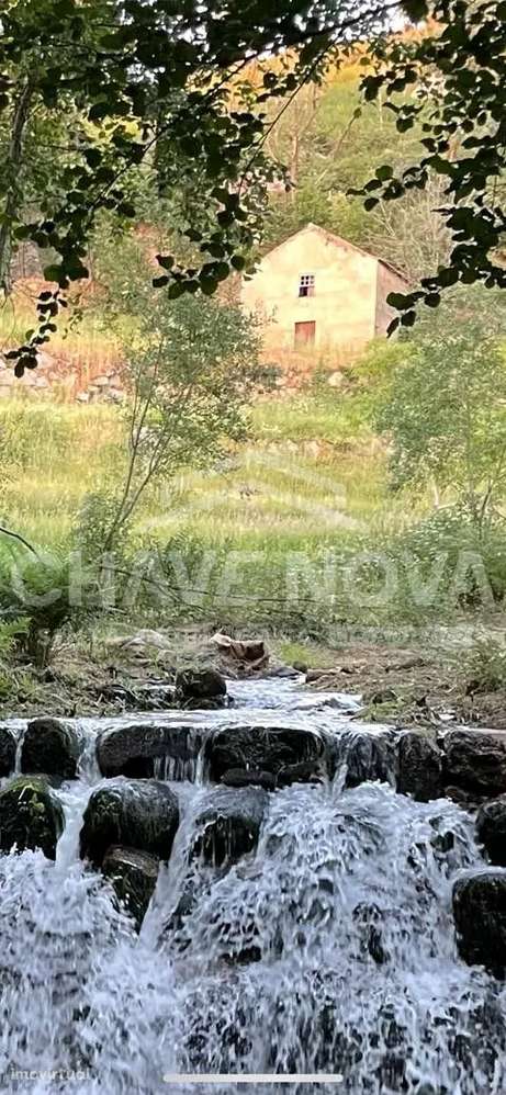 Terreno Rústico com Moradias para Recuperar - Grande imagem: 3/8