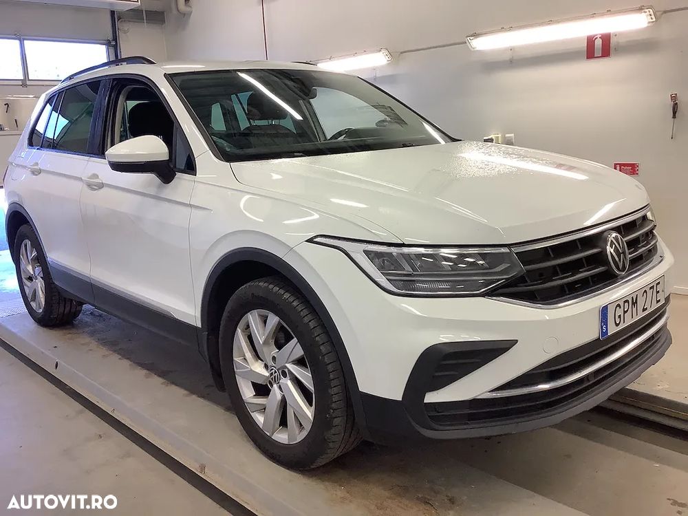 Volkswagen Tiguan - 1