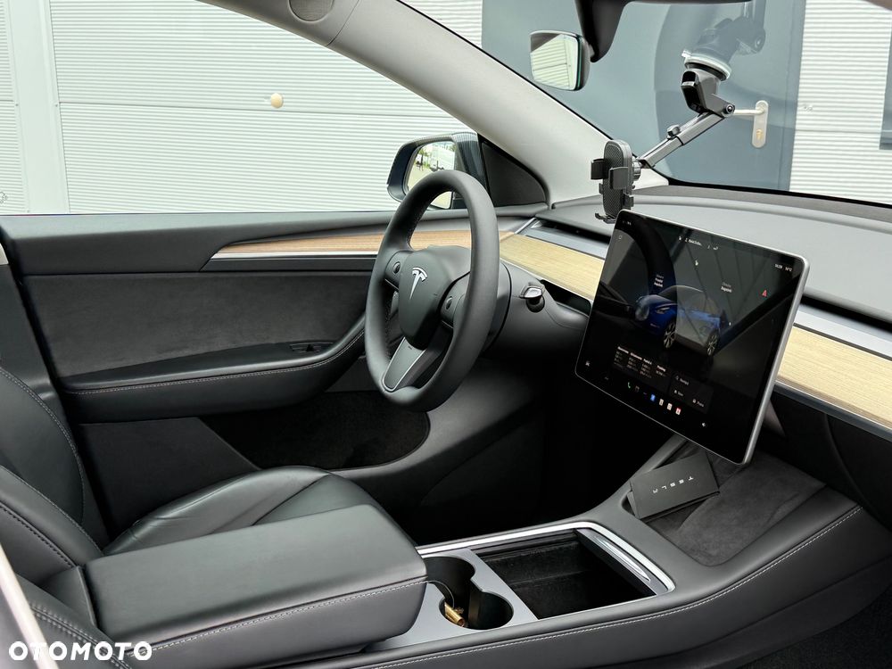 Tesla Model Y - 8