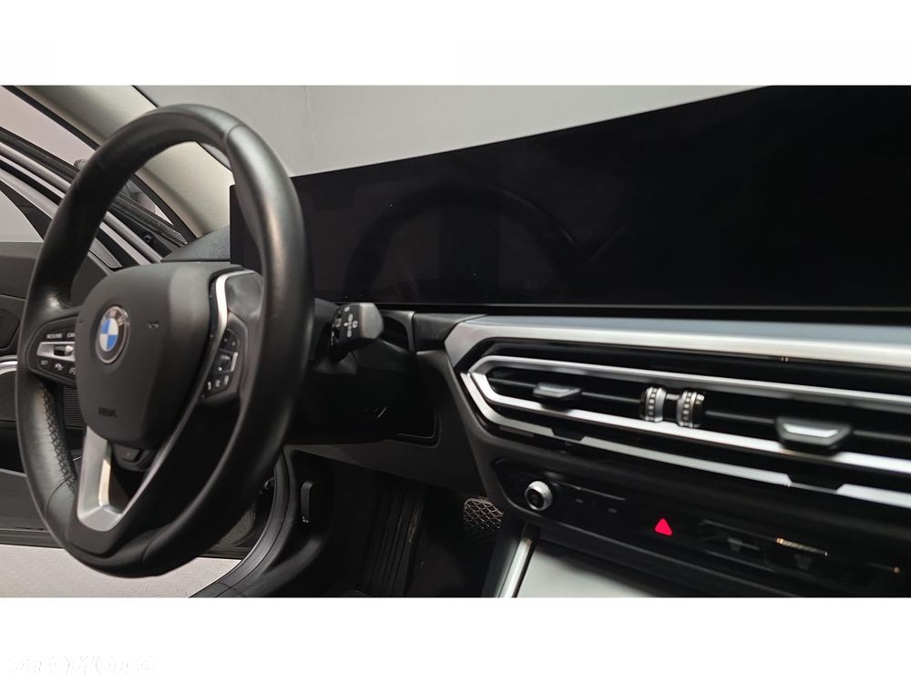 BMW Seria 3 320d xDrive mHEV - 32