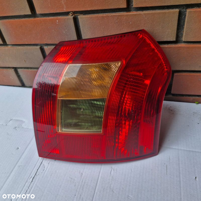 TOYOTA COROLLA E12 02-04 H/B LAMPA PRAWA TYŁ - 2
