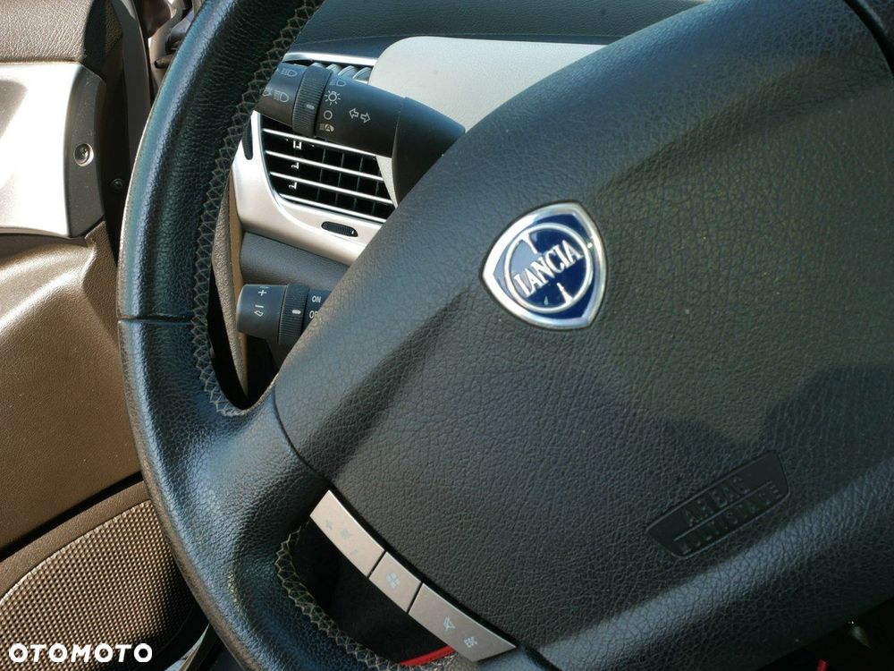 Lancia Ypsilon Y 1.4 16v Automatik Platino - 15
