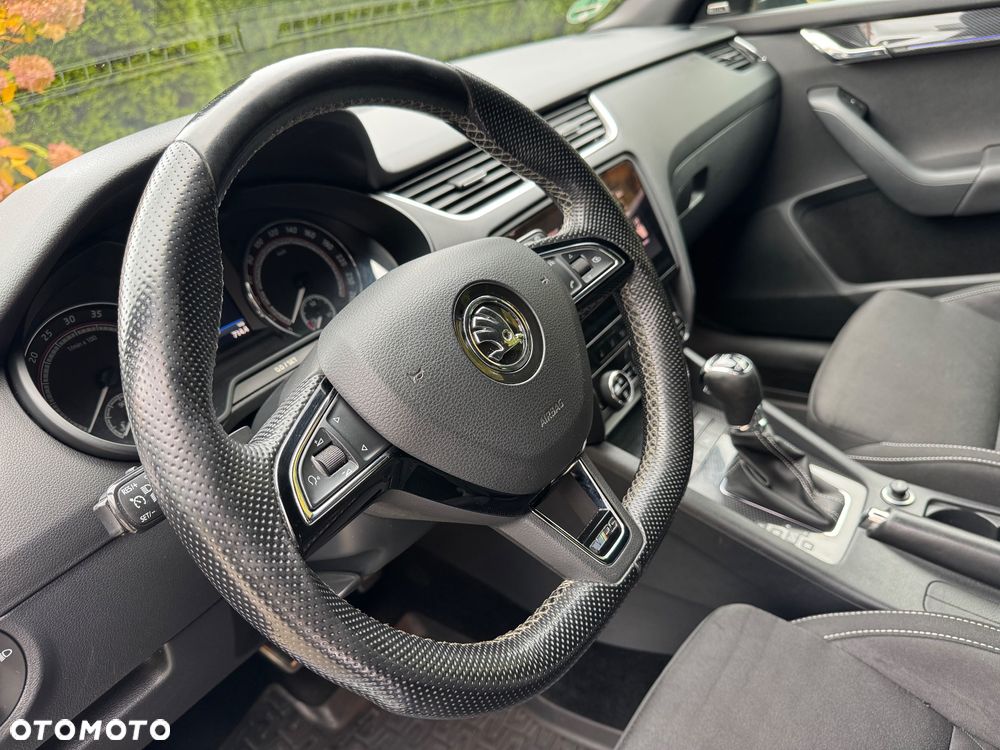 Skoda Octavia 2.0 TDI DSG RS - 23