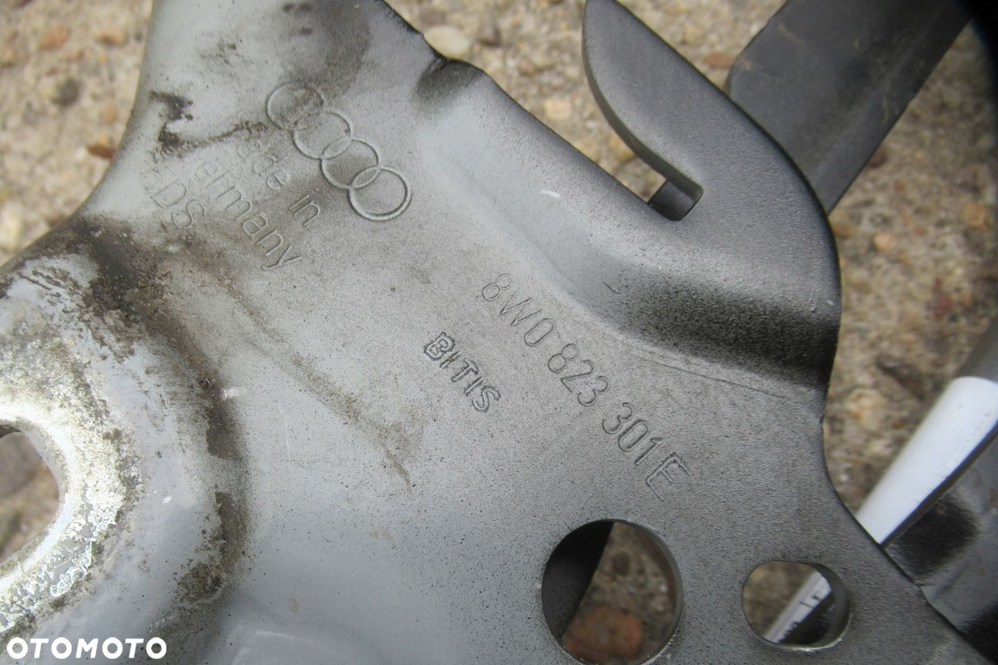 AUDI A4 B9 3.0 TDI 18R ZAWIAS MASKI LEWY NABÓJ 8W0823301E - 5
