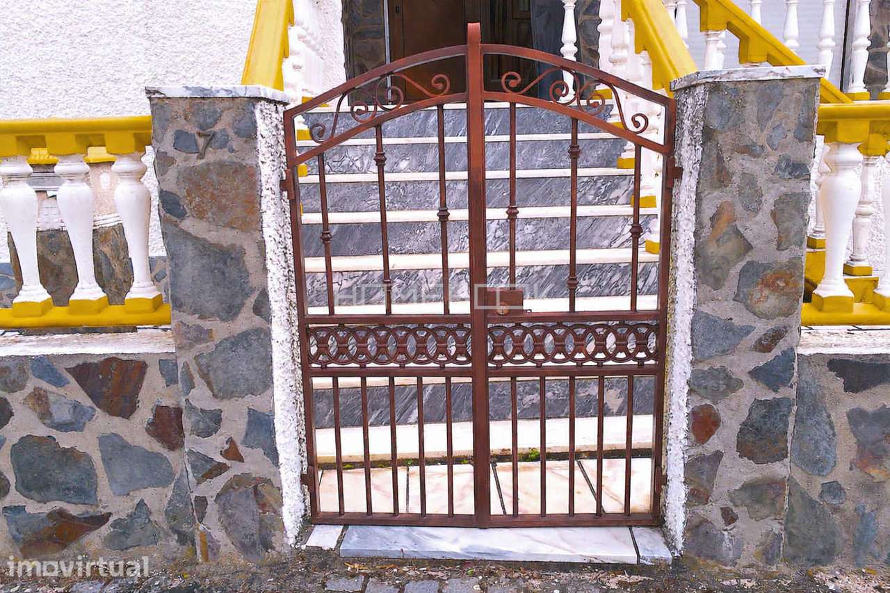 Casa de 3 pisos com 5 quartos, 2 cozinhas e grande potencial para Gues - Grande imagem: 3/60