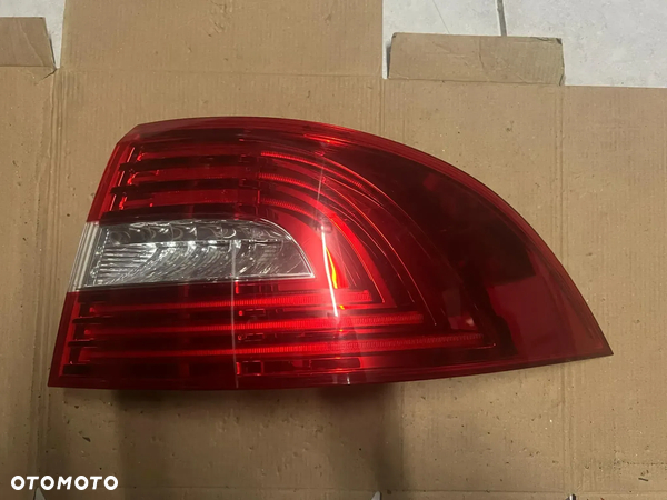 LAMPA TYŁ TYLNA PRAWA SKODA SUPERB 2 II 0101