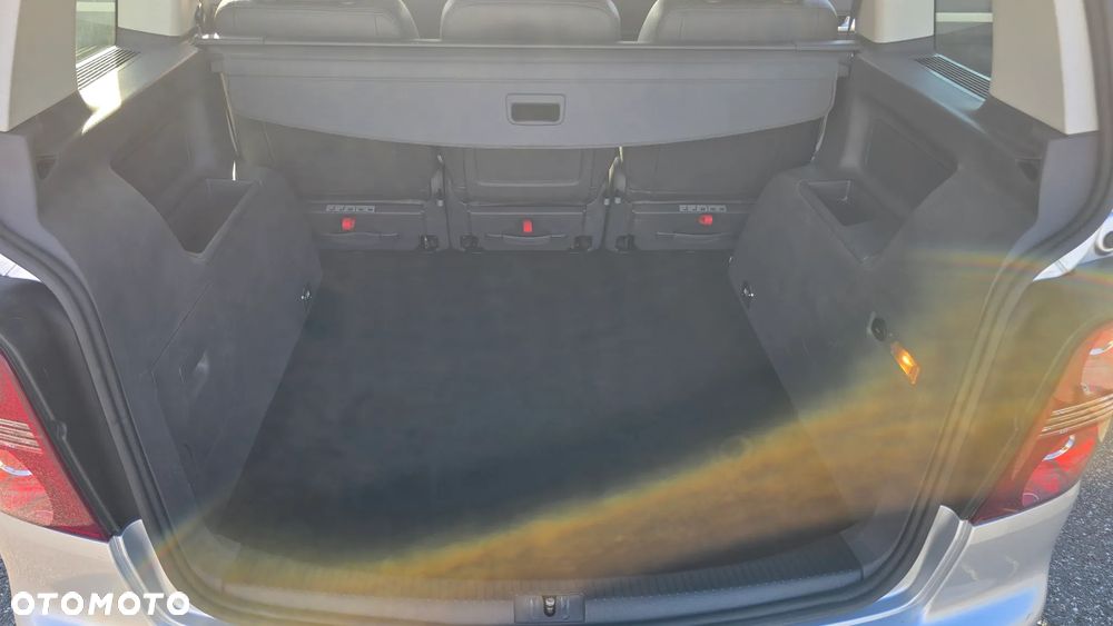 Volkswagen Touran 1.9 TDI DSG United - 28