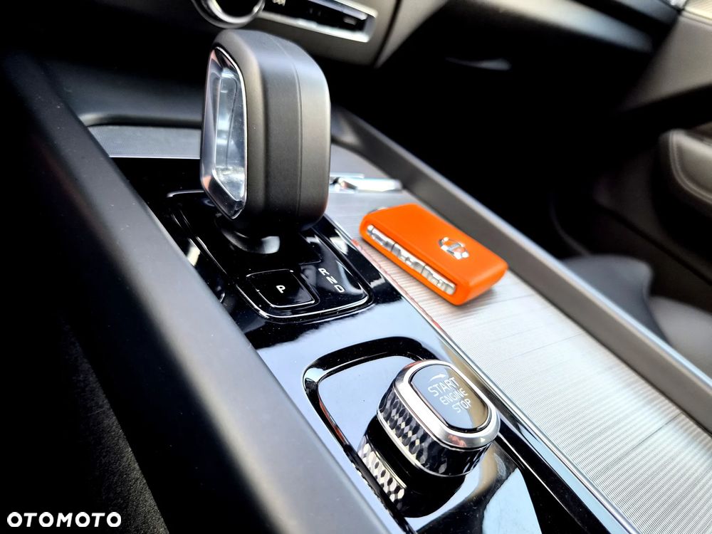Volvo XC 60 B4 D Plus Dark - 27