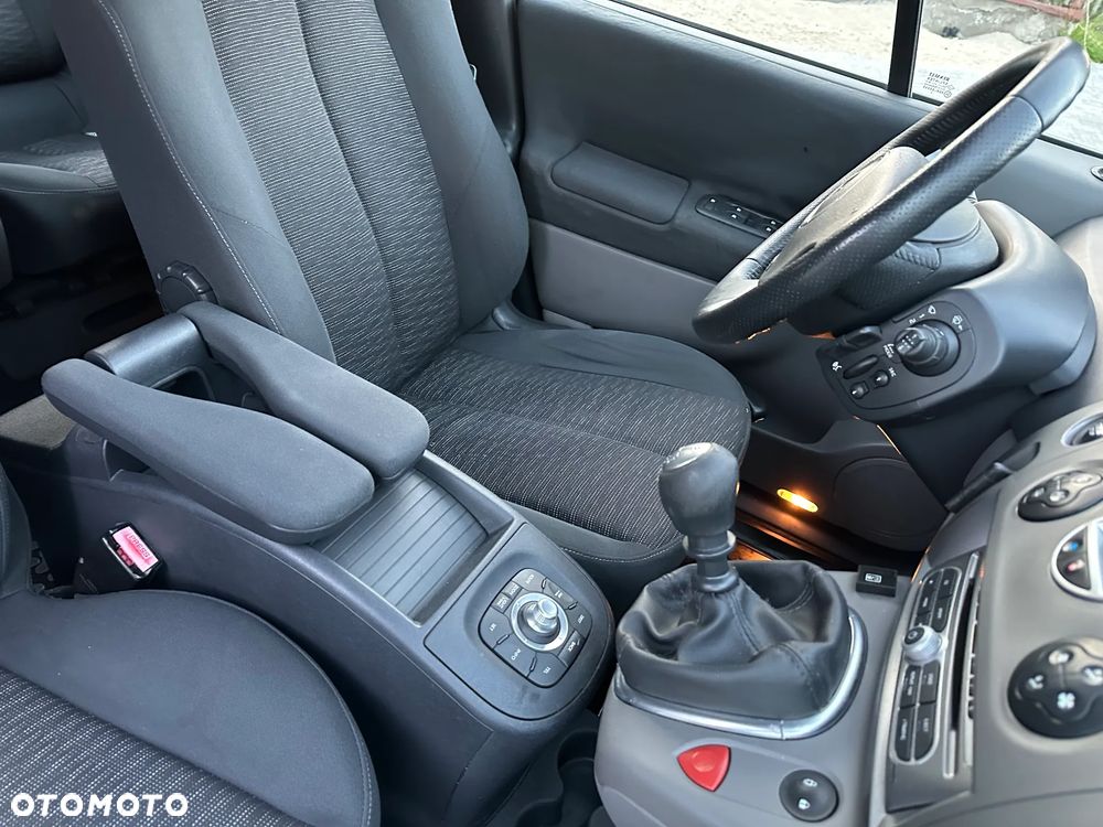 Renault Scenic 2.0 16V Privilege - 9