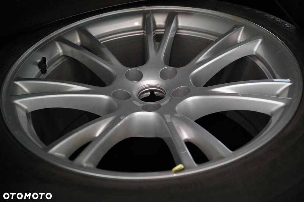Tesla Model Y Long Range AWD - 12