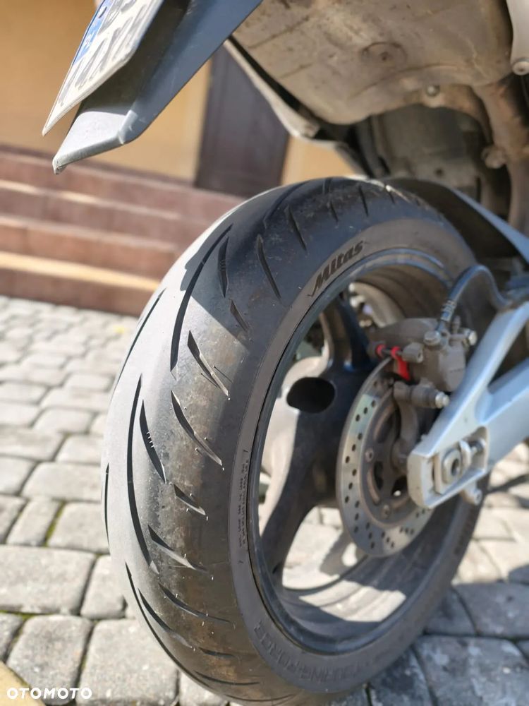 Suzuki GSR - 2