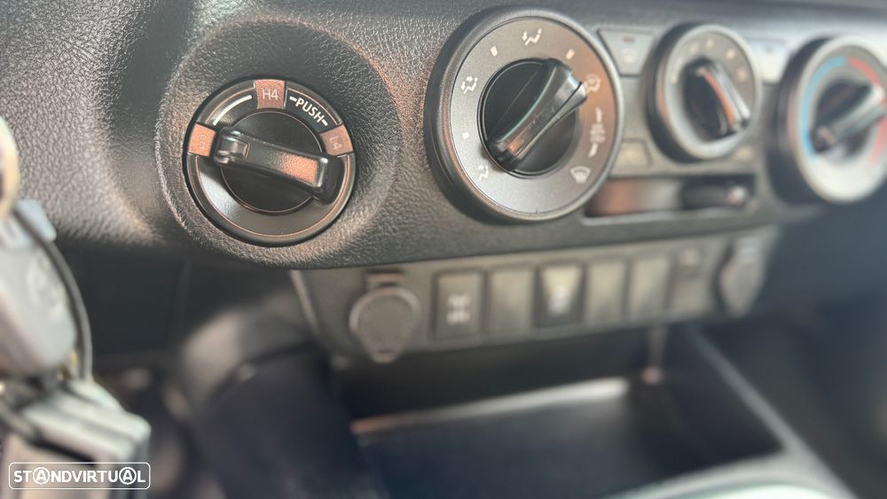 Toyota Hilux 2.4 D-4D 4WD CD Tracker - 30