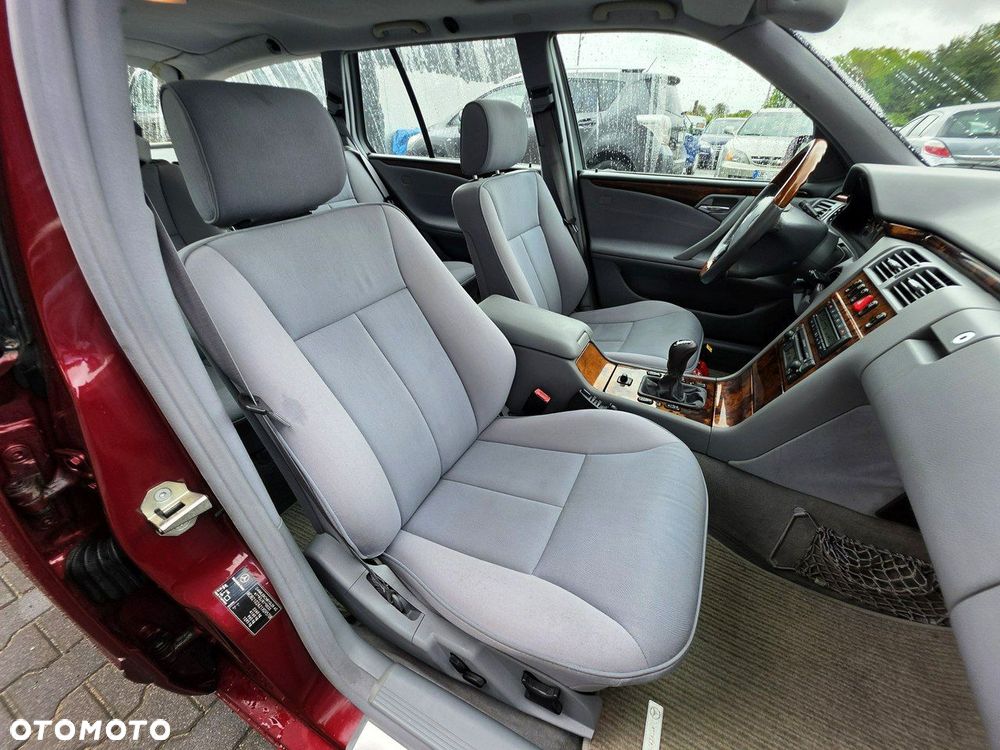 Mercedes-Benz Klasa E 240 T Avantgarde - 24