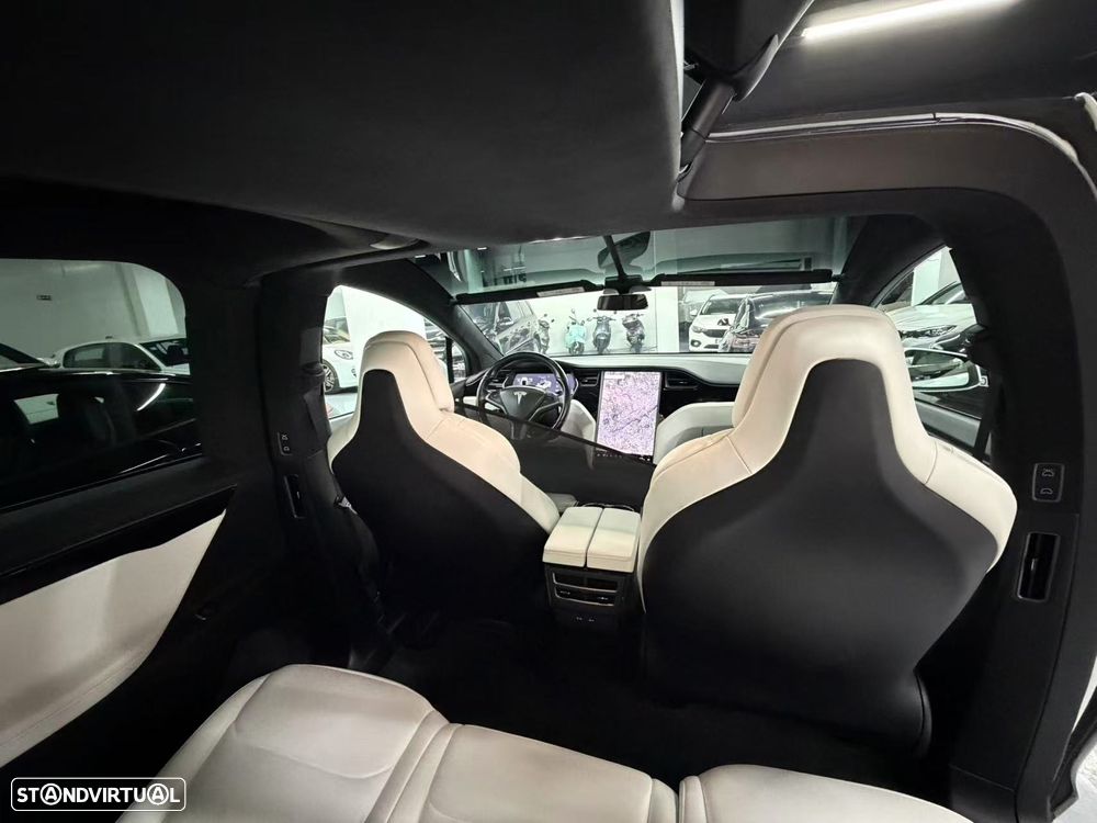 Tesla Model X - 8