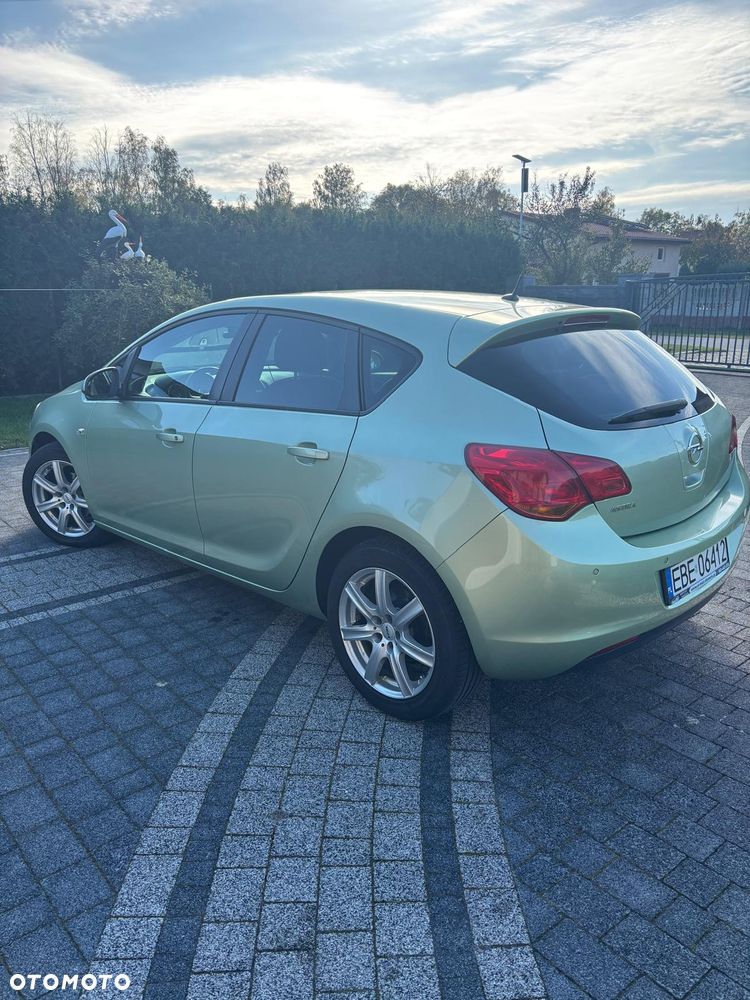 Opel Astra 2011 photo 3