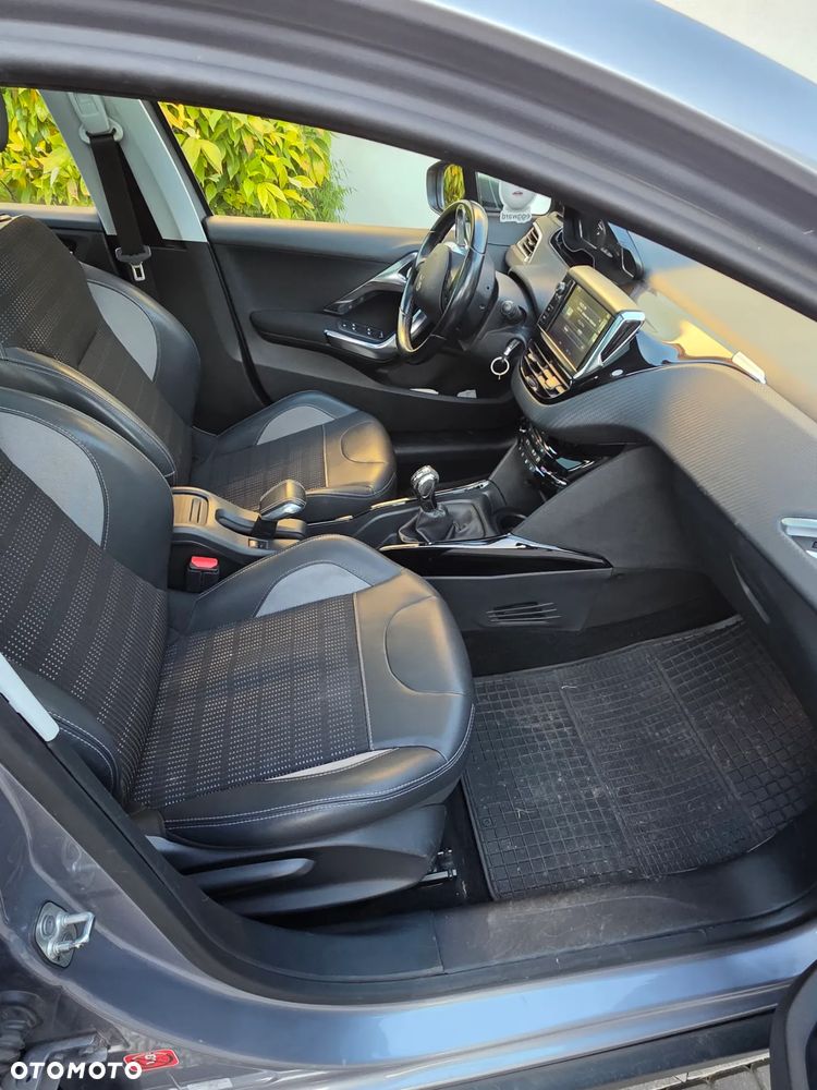 Peugeot 2008 1.2 Pure Tech Allure S&S - 20