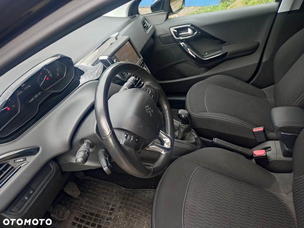 Peugeot 208 - 5