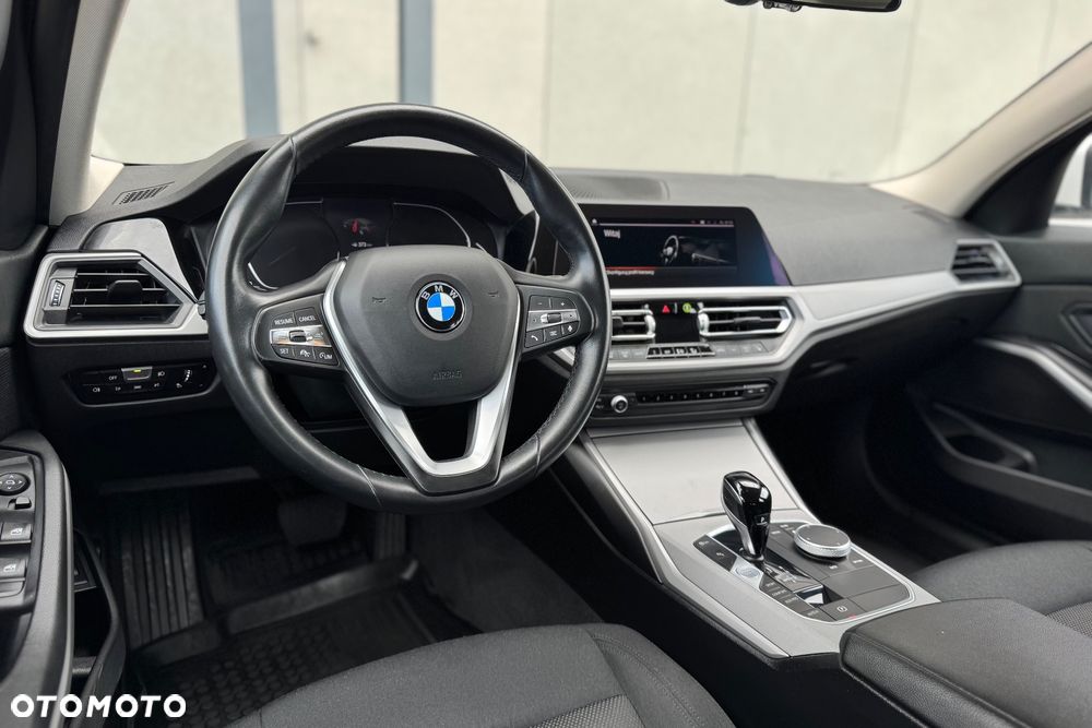 BMW Seria 3 318d mHEV - 31