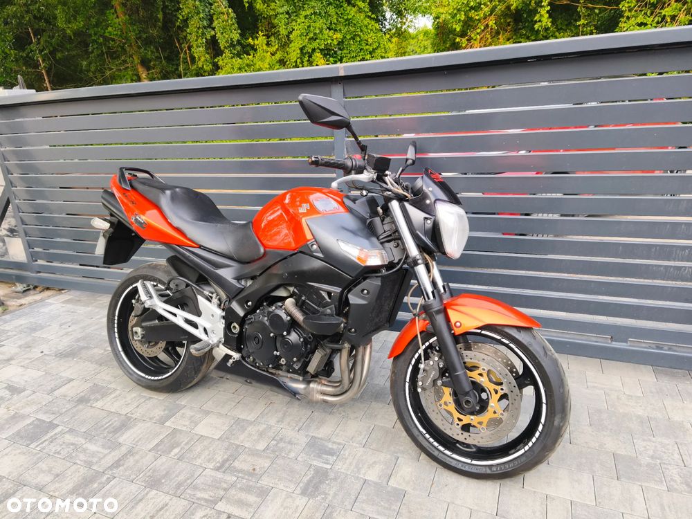Suzuki GSR - 24