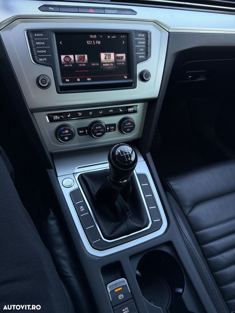 Volkswagen Passat 2.0 TDI Trendline - 15