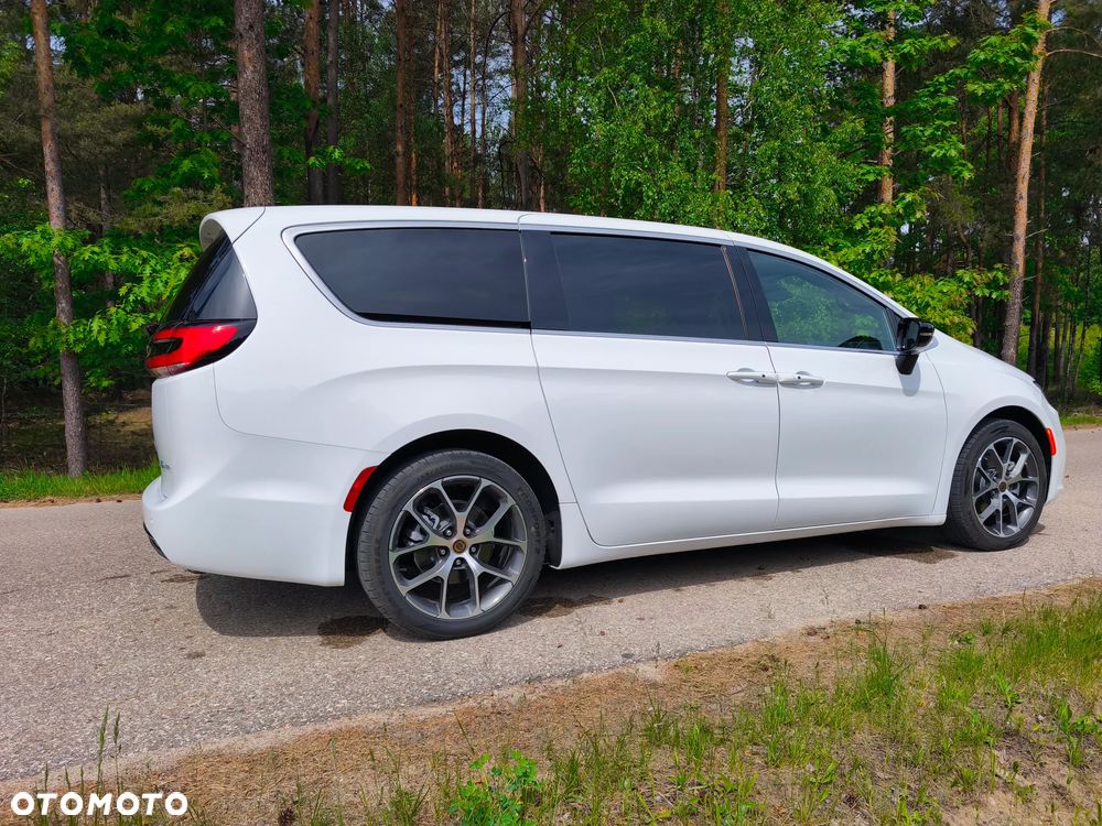 Chrysler Pacifica - 4