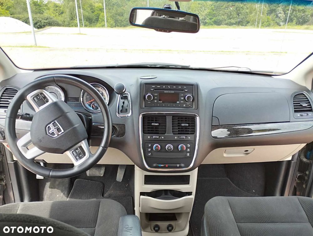 Dodge Grand Caravan - 8