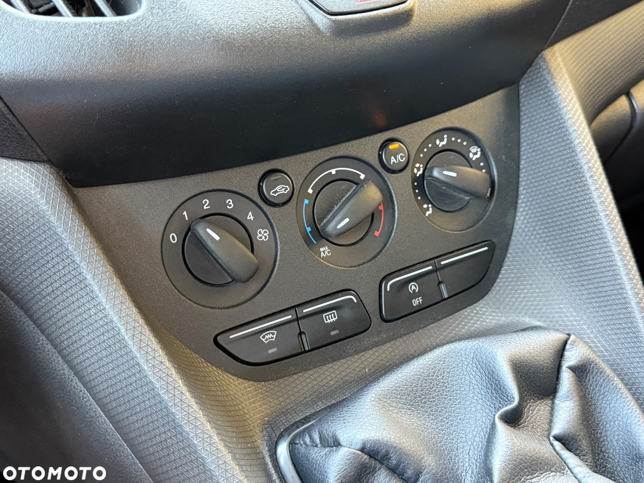 Ford Transit Connect klimatyzacja webasto hak piękny - 29