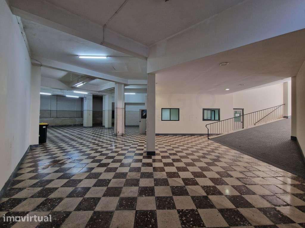 Armazém em Alvalade, junto ao Liceu Padre António Vieira - Grande imagem: 3/19