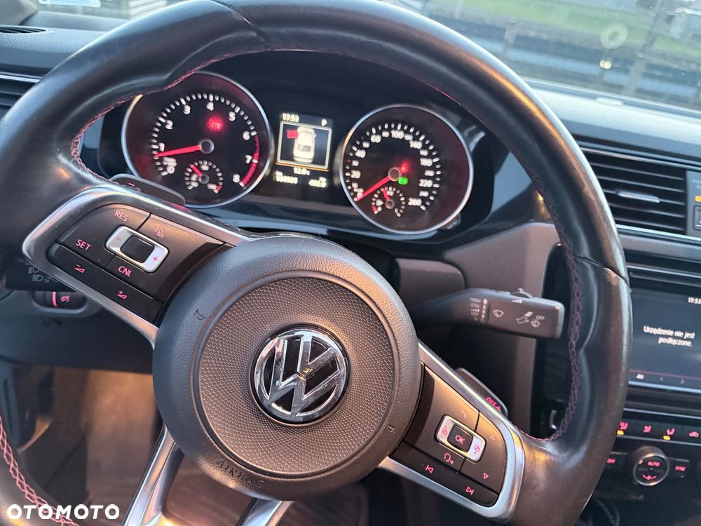 Volkswagen Jetta - 33