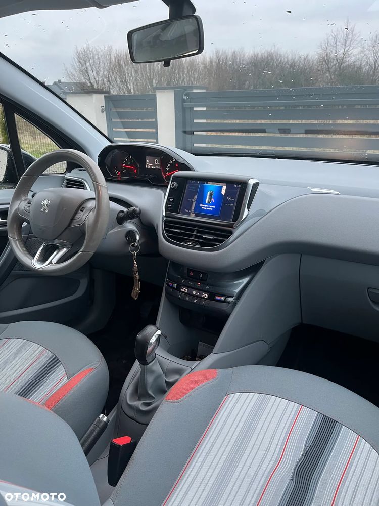 Peugeot 208 - 8