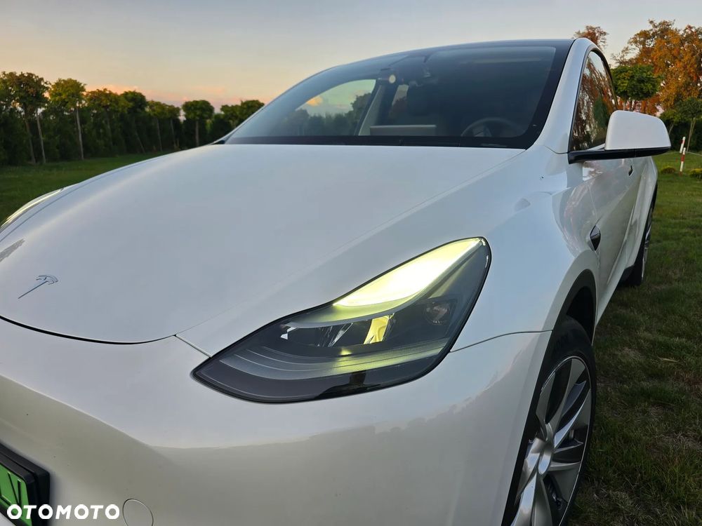 Tesla Model Y - 12