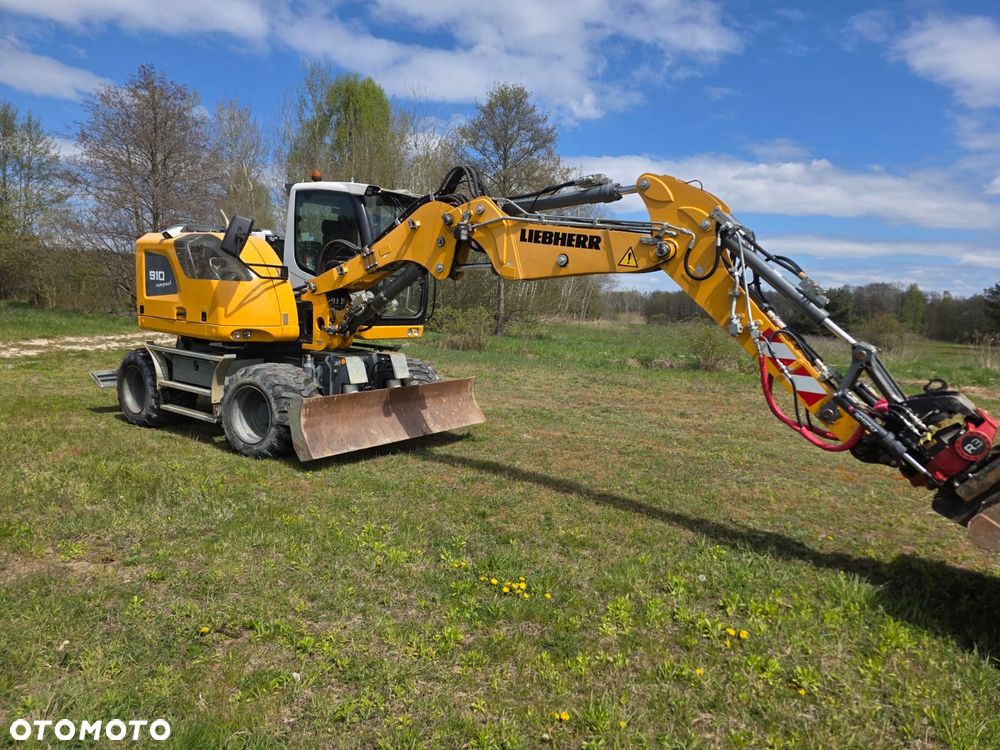 Liebherr A310 - 1