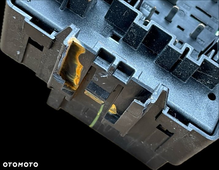 P8 GMC YUKON XL DENALI IV 2015 - SKRZYNKA BEZPIECZNIKÓW 84114433 - 4