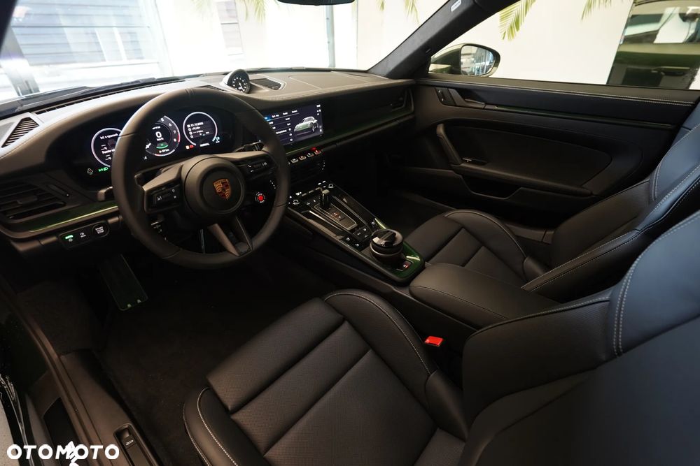 Porsche 911 Carrera 4 GTS - 8