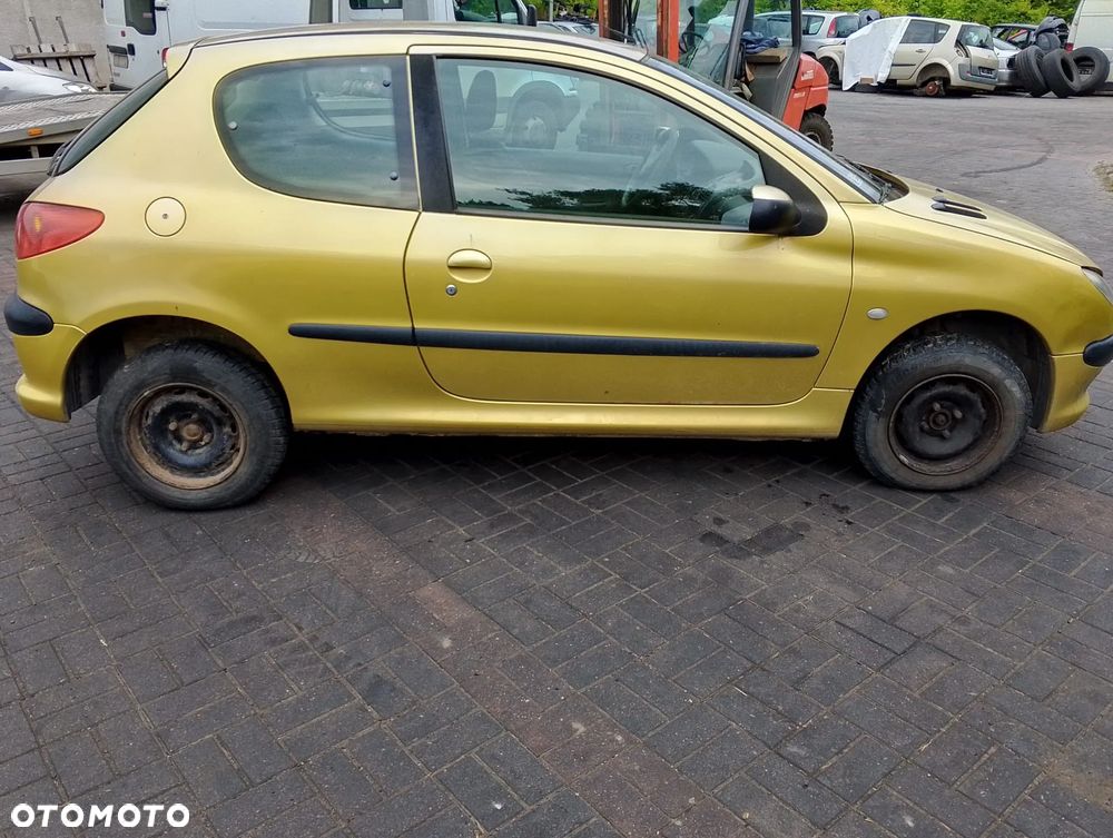 Peugeot 206 I FL (03-09r.) 1.4B 74KM. Silnik KFW Skrzynia 20CP81 lakier KAW – LAKIER ŻÓŁTY PERSEPOLIS.Cały na części. GWARANCJA !!!  Przód Tył Zestaw Komplet Drzwi Klapa Zderzak Błotnik Maska Grill Atrapa Szyba Pas Lampa Lusterko Boczki Fotel Kanapa Kokpit Deska Rozdzielcza Przełącznik Włącznik Sterownik Przewody Wiązka Instalacja Moduł Komputer Czujnik Listwa Pompa Alternator Wtryski Głowica Rozrusznik Kompresor Sprzęgło Dwumas Silnik Skrzynia ABS Klimatyzacji Paliwa Wspomagania Kolektor Turbina Przepustnica Zawór Chłodnica Koło Hak Belka Sanki Zawieszenie Mcpherson Półoś Amortyzator Wydech Tłumik Zacisk Most - 5