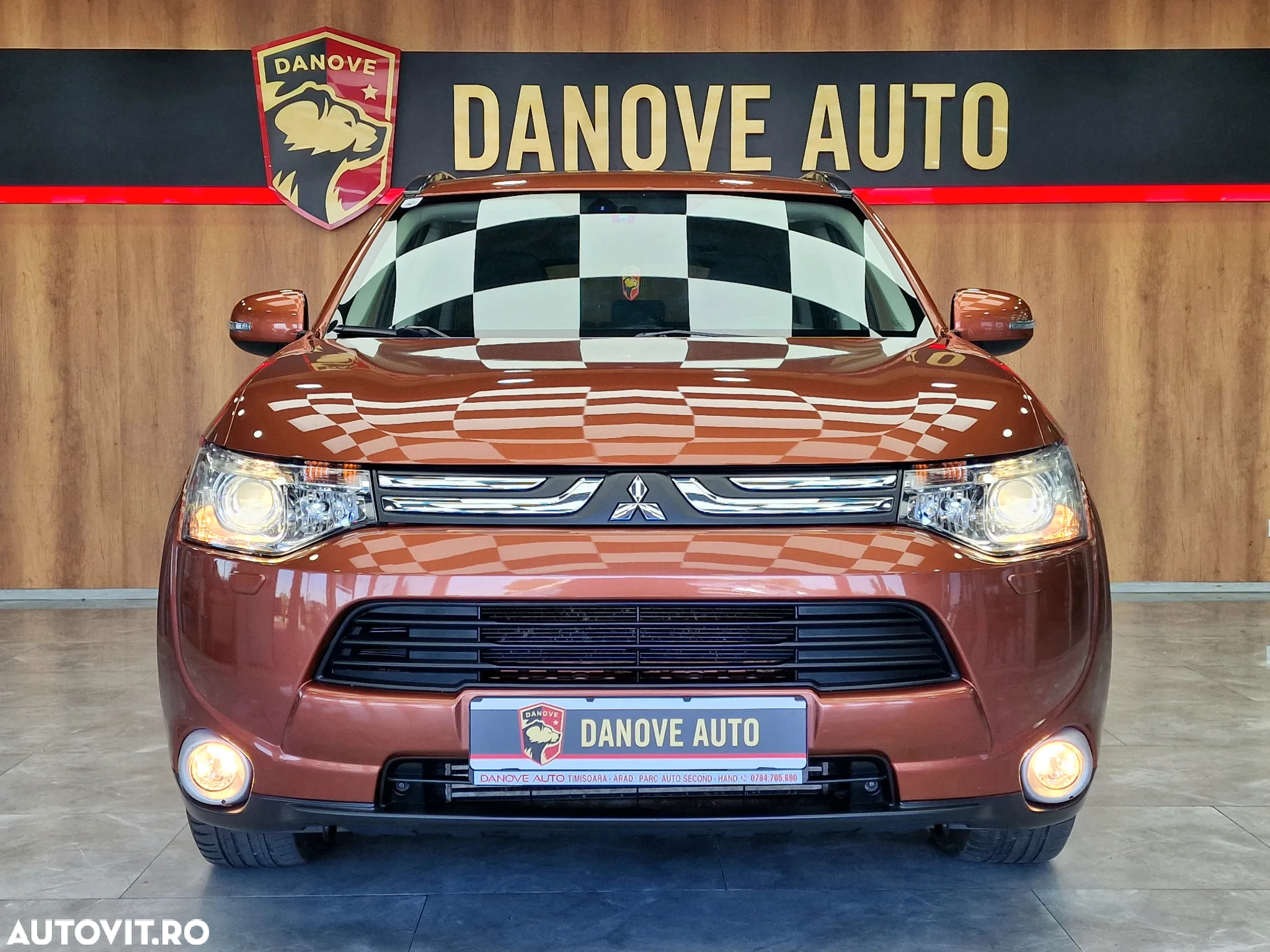 Mitsubishi Outlander - 2