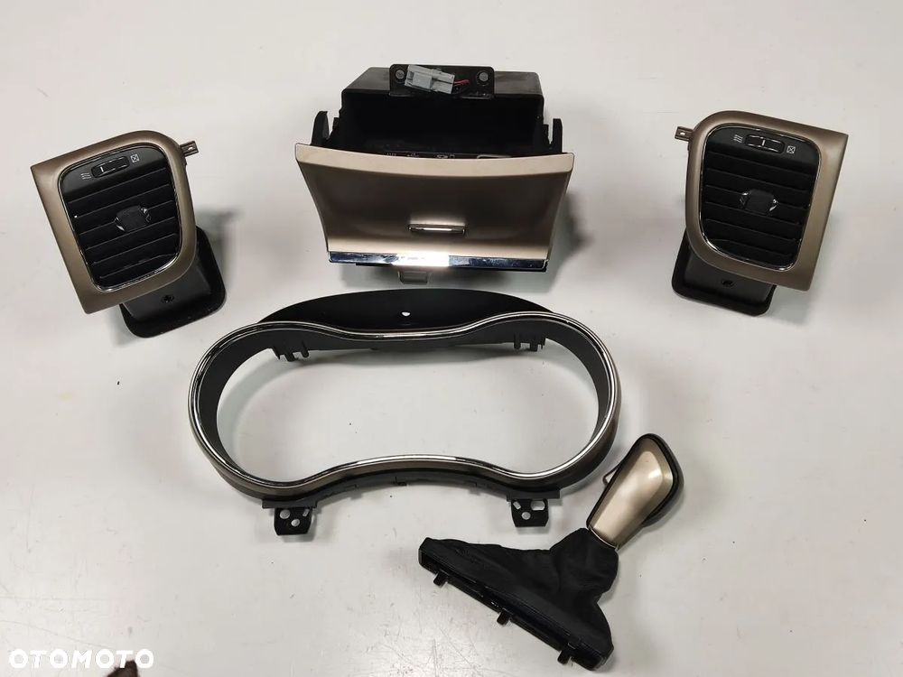 JEEP GRAND CHEROKEE WK2 16-21r Dekor Schowek Kratka Nawiewu Ramka Zegarów - 1