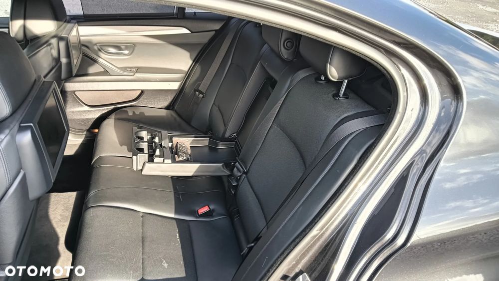 BMW Seria 5 550i xDrive - 15