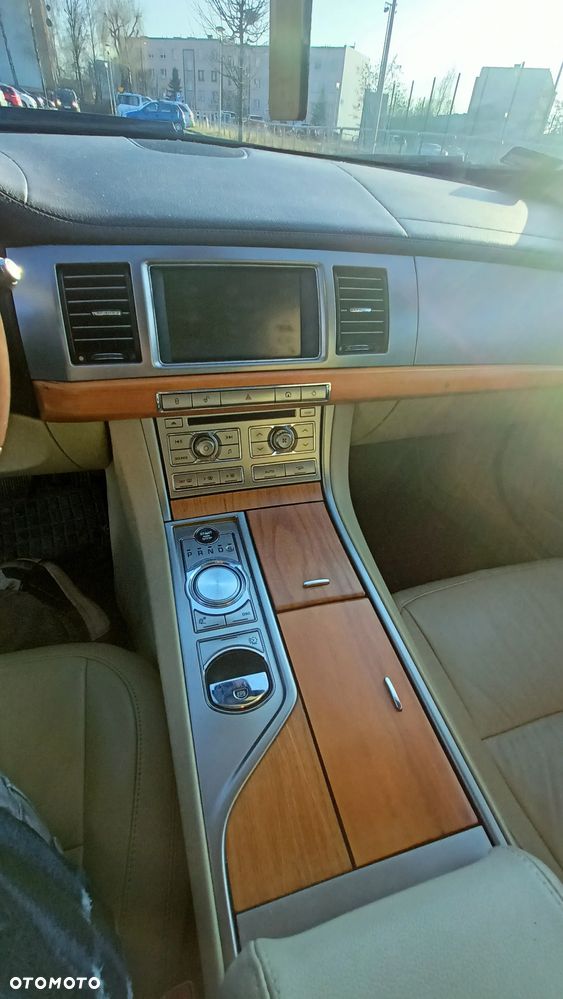 Jaguar XF 2.7 V6 D Luxury - 11